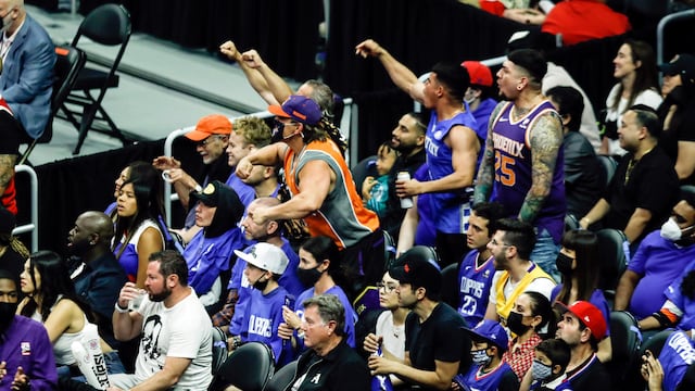 Hubo peleas entre fanáticos en la NBA.