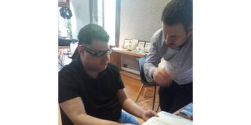 Pablo Tiraboschi, usando los lentes que le regaló Lionel Messi a través de su fundación.