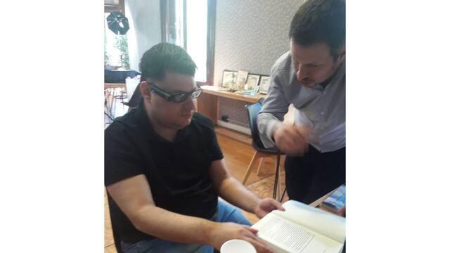 Pablo Tiraboschi, usando los lentes que le regaló Lionel Messi a través de su fundación.