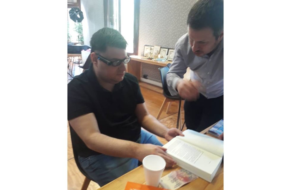 Lionel Messi le regaló unos lentes a un ciego rafaelino para que pueda reconocer el mundo