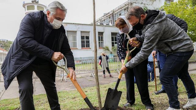 Aberto Fernández planta un árbol bajo la iniciativa de este Día de la Memoria
