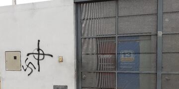 La pintada del símbolo nazi en la puerta de los dos medios sanjuaninos. Tiempo de San Juan.