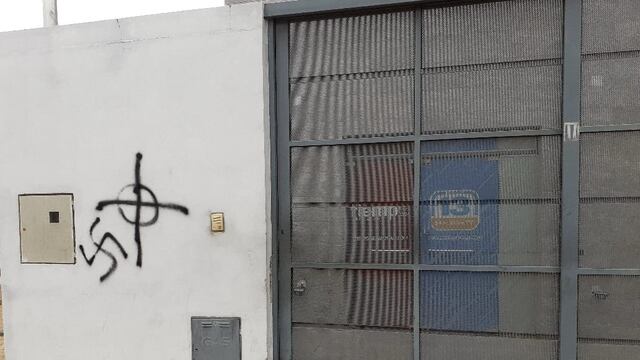 La pintada del símbolo nazi en la puerta de los dos medios sanjuaninos.