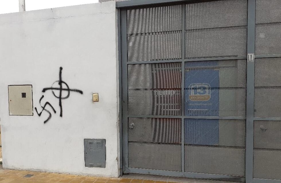 Pintaron el símbolo nazi en la puerta de dos medios sanjuaninos