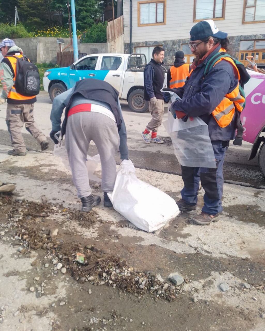 La Secretaría de Medio Ambiente realizó Operativo Limpieza por el desborde del Arroyo Buena Esperanza.