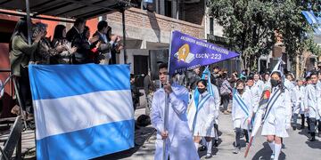 Tras el acto de homenaje al Padre de la Patria, las delegaciones escolares desfilaron por la avenida Libertador, este miércoles.