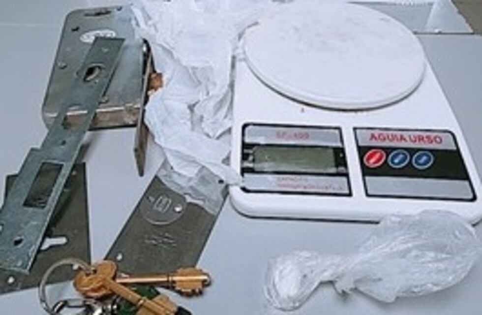 Había cocaína en el comercio de un hombre que amenazó con un arma a su familia