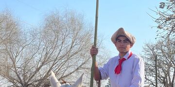 La Agrupación Rincón Criollo hoy hizo patria recorriendo la ciudad con la Bandera bien alta, recordando también a dos de sus miembros que ya contemplan todo desde el Cielo: Rolo y Pela Bessone. (Agrupación Rincón Criollo)