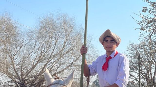 La Agrupación Rincón Criollo hoy hizo patria recorriendo la ciudad con la Bandera bien alta, recordando también a dos de sus miembros que ya contemplan todo desde el Cielo: Rolo y Pela Bessone. (Agrupación Rincón Criollo)