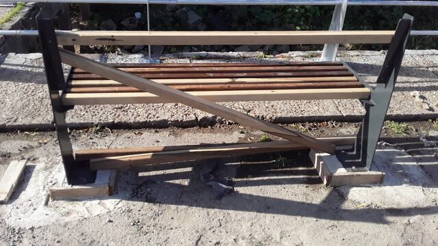 Vándalos rompieron los bancos recién instalados del Puerto Nuevo de Paraná