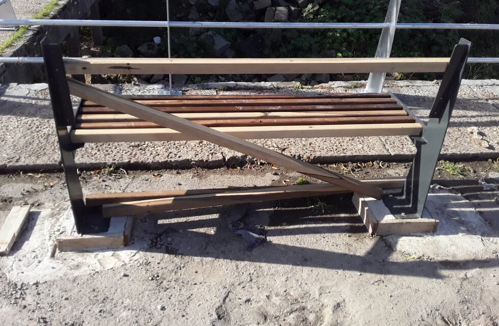 Vándalos rompieron los bancos recién instalados del Puerto Nuevo de Paraná