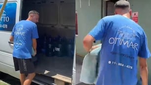 El hombre fue a una casa y le pagaron de una manera particular.