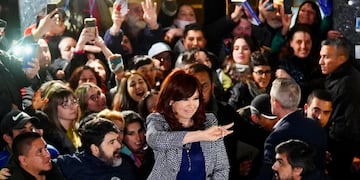 Cristina Kirchner la noche anterior al ataque que sufrió en su casa de Recoleta. Los diferentes medios del mundo se hicieron eco de la noticia.