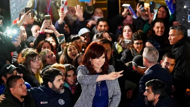 Cristina Kirchner la noche anterior al ataque que sufrió en su casa de Recoleta. Los diferentes medios del mundo se hicieron eco de la noticia.