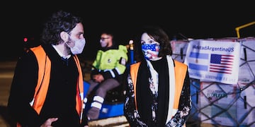 Santiago Cafiero y MaryKay Carlson, en Ezeiza.