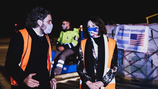 Santiago Cafiero y MaryKay Carlson, en Ezeiza.