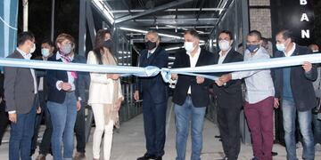 Momento del corte de cinta, dejando inaugurada la obra del ascensor urbano de San Salvador de Jujuy.