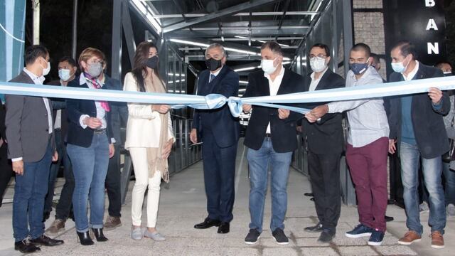 Momento del corte de cinta, dejando inaugurada la obra del ascensor urbano de San Salvador de Jujuy.