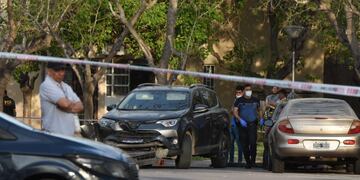 Asesinaron a un hombre en Guaymallén, los delincuentes se trasladaban en la camioneta negra que quedó abandonada.