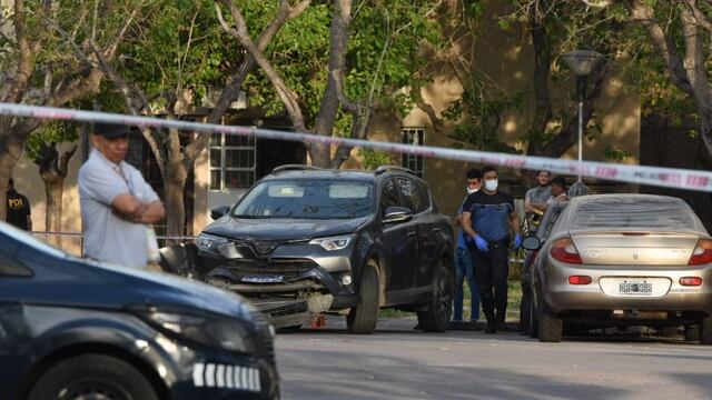 Asesinaron a un hombre en Guaymallén, los delincuentes se trasladaban en la camioneta negra que quedó abandonada.