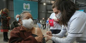 Comenzó la combinación de vacunas para mayores de 50 años.