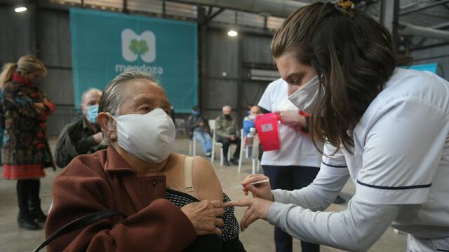 Comenzó la combinación de vacunas para mayores de 50 años.