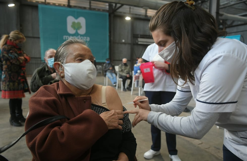 Vacuna Covid-19 Mendoza: habilitaron la combinación de dosis para mayores de 50 años