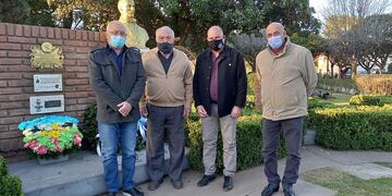 Mario Gatti, Eduardo Capezzani, Daniel Quacquarini Y Héctor Emiliozzi, Dejaron una ofrenda floral a los pies del busto del General San Martín (Facebook Pujato Nuestro Lugar)