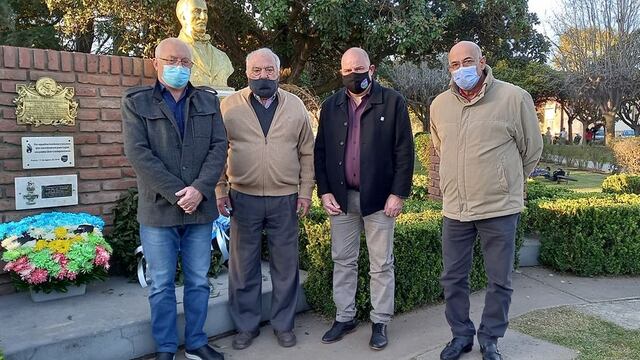 Mario Gatti, Eduardo Capezzani, Daniel Quacquarini Y Héctor Emiliozzi, Dejaron una ofrenda floral a los pies del busto del General San Martín (Facebook Pujato Nuestro Lugar)