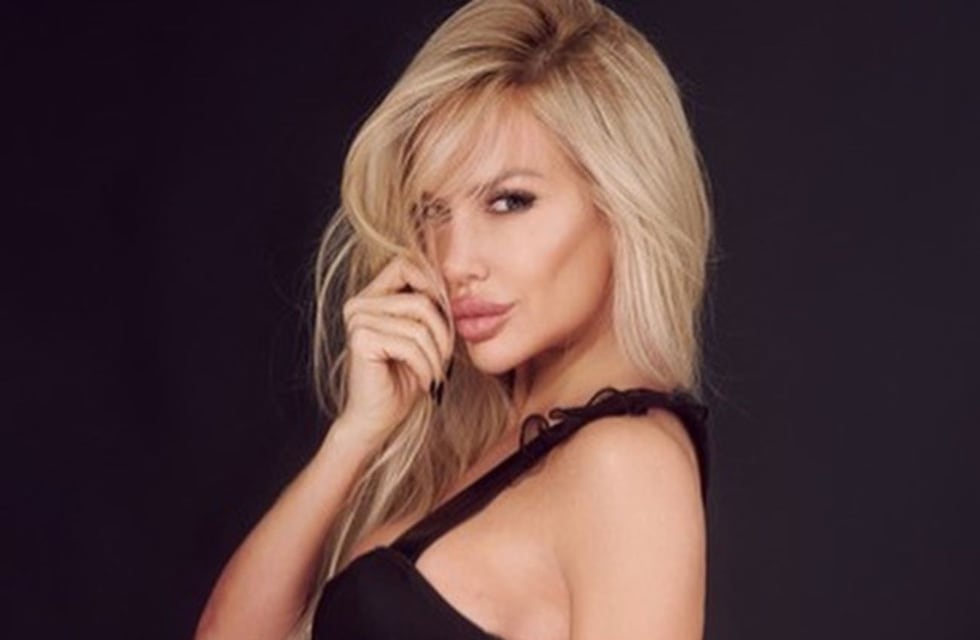 Con un vestido ultra corto y plateado, Luciana Salazar encendió la noche porteña