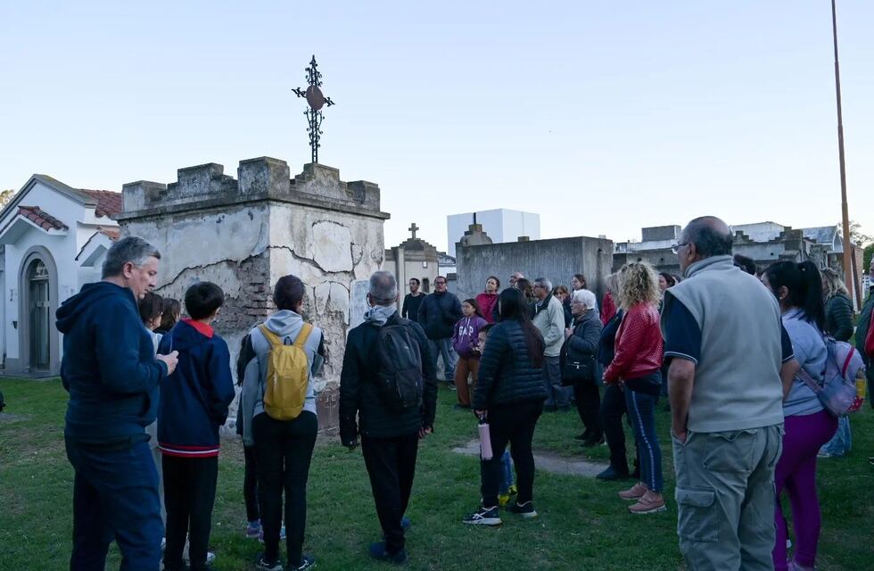 Arroyito realizó la visita guiada al cementerio local por “La Noche de los Museos”
