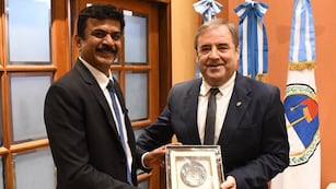 El secretario del Ministerio de Acero de la República de la India, Sandeep Poundrik, intercambia obsequios con el vicegobernador de Jujuy, Alberto Bernis.