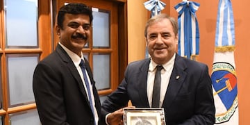 El secretario del Ministerio de Acero de la República de la India, Sandeep Poundrik, intercambia obsequios con el vicegobernador de Jujuy, Alberto Bernis.