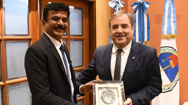 El secretario del Ministerio de Acero de la República de la India, Sandeep Poundrik, intercambia obsequios con el vicegobernador de Jujuy, Alberto Bernis.