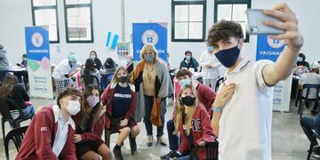 Sonia Martorano y un grupo de chicos que espera por la vacuna