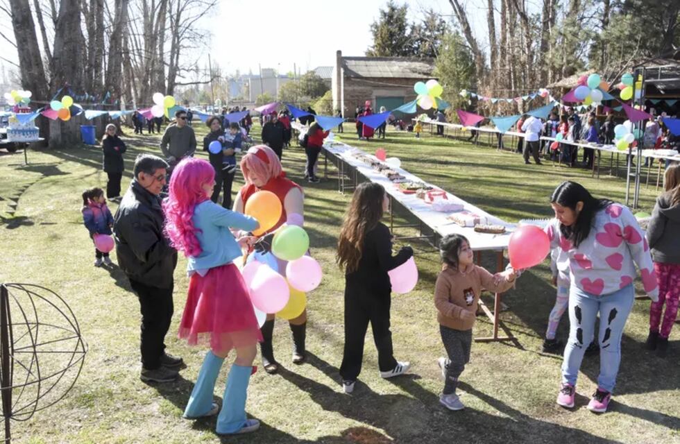 Neuquinos hicieron la torta más larga del mundo para el día de las Infancias y la donaron a comedores