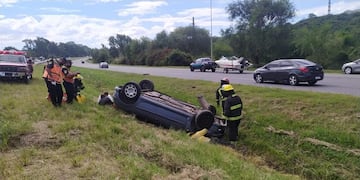 Impresionante vuelco en la autopista Córdoba-Carlos Paz. (Foto: Facebook / Cuerpo de Bomberos Voluntarios VCP).