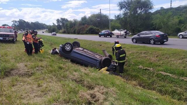 Impresionante vuelco en la autopista Córdoba-Carlos Paz. (Foto: Facebook / Cuerpo de Bomberos Voluntarios VCP).