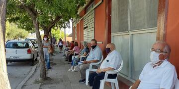 Mayores de 70 esperan para recibir la vacuna en la Escuela 14