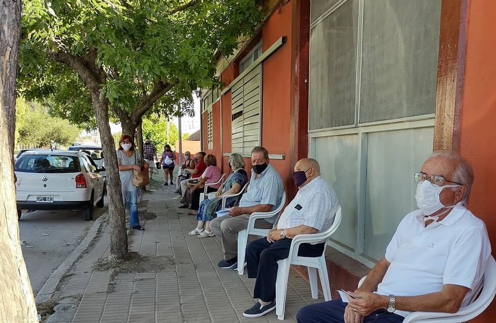 Coronavirus: arrancó la vacunación masiva en Azul