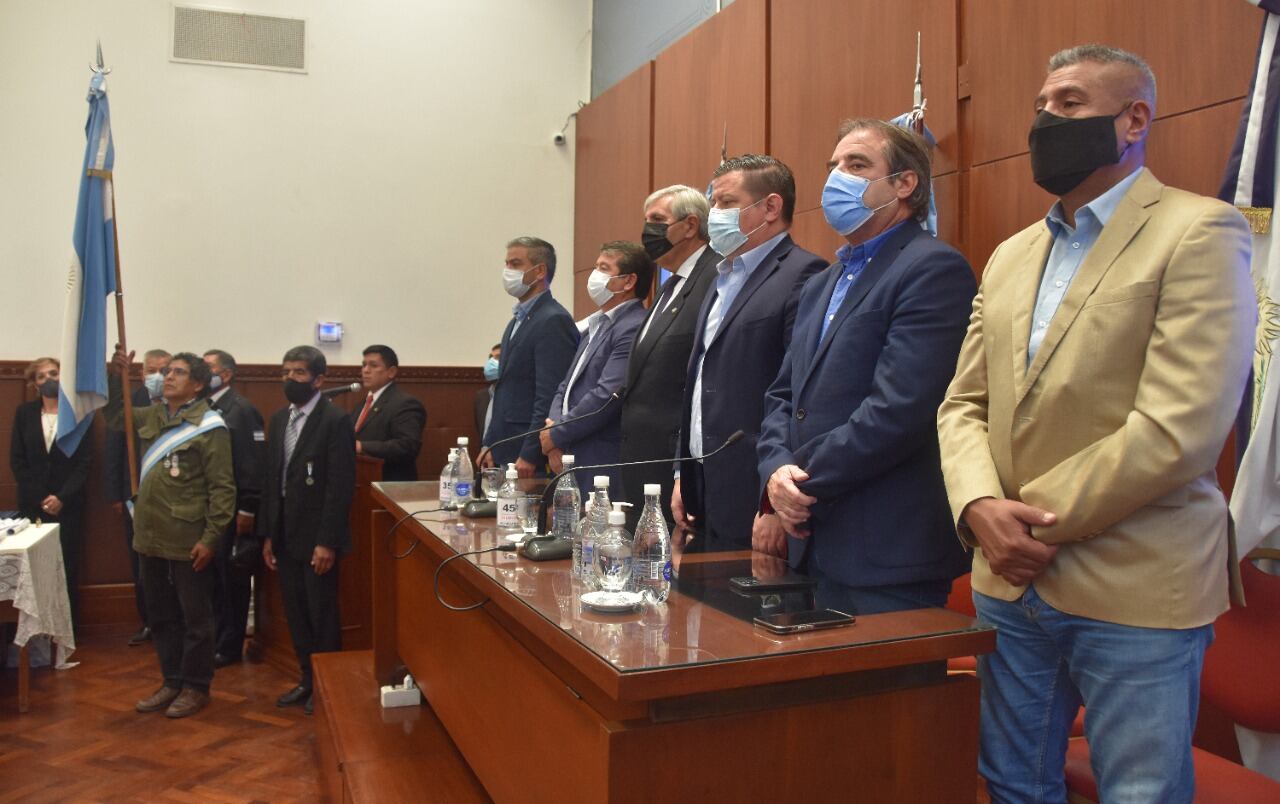 La ceremonia estuvo encabezada por el vicegobernador Carlos Haquim, acompañado por el vicepresidente 2º de la Legislatura Pedro Belizán, el secretario de Gobierno Diego Rotela, el presidente del bloque de la UCR Alberto Bernis, el presidente del bloque Primero Jujuy Gaspar Santillán, y el presidente del bloque Juntos por Jujuy- FdT Juan Cardozo Traillou.
