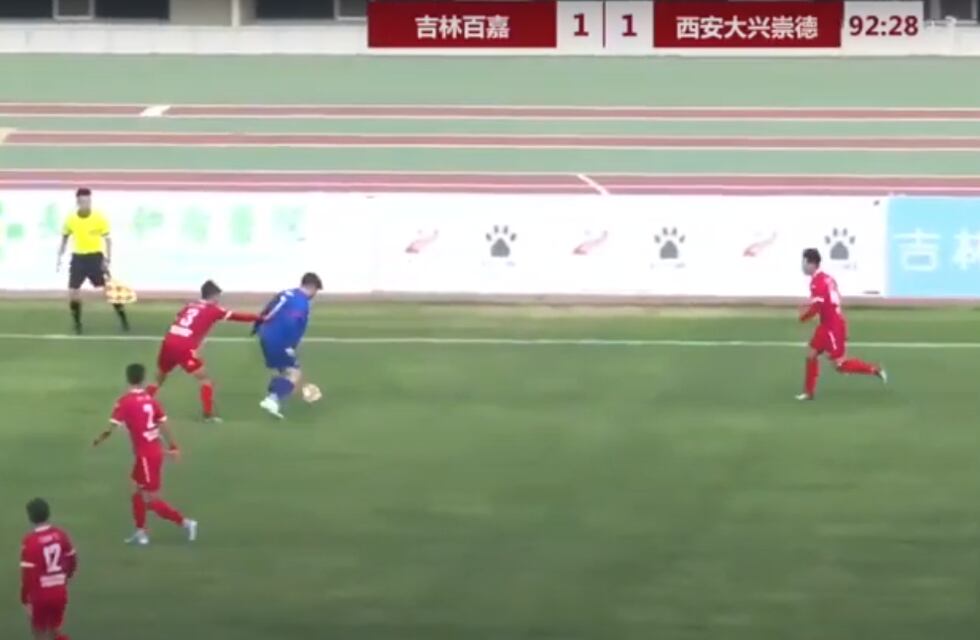 Video: así juega el joven de 126 kilos que debutó en el fútbol de China por orden de su padre