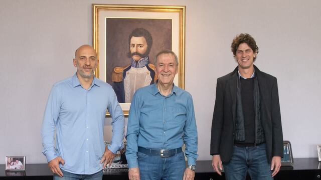 Visita sorpresa. El gobernador Juan Schiaretti recibió este viernes al senador Martín Lousteau y al diputado nacional Emiliano Yacobitti.