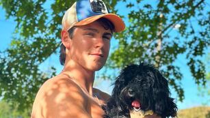 Marcos Ginocchio junto a su perrita Mora.