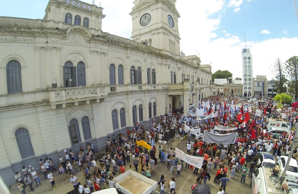 Docentes de Entre Ríos marcharon a Casa de Gobierno en reclamo de aumentos salarial