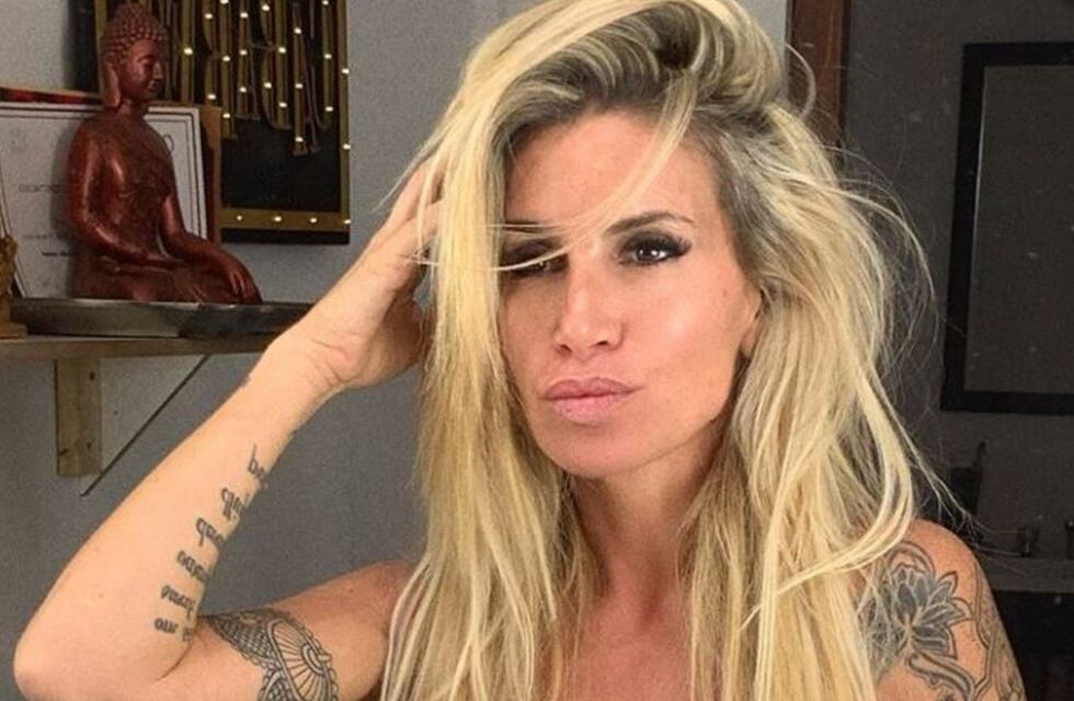 Flor Peña lució lencería transparente con una pose al borde de la censura