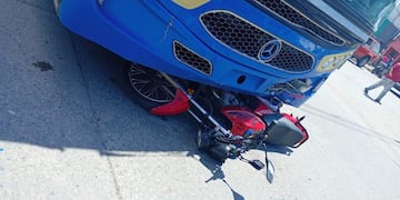 El choque fue en un cruce clave de la Capital; el conductor de la moto quedó internado con politraumatismos.