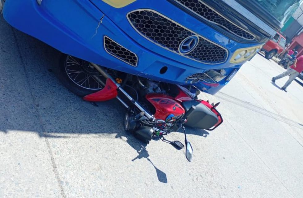 Murió una pasajera de Uber Moto tras chocar con un colectivo de la Línea 9