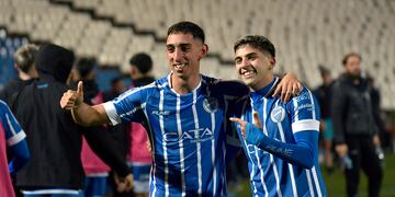 El Club Atlético Godoy Cruz Antonio Tomba jugó contra el Club Instituto de Córdoba en la última fecha de la Liga Profesional de Fútbol. Arce y López, festejan.
Foto: Orlando Pelichotti