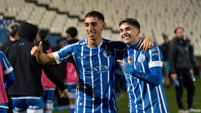 El Club Atlético Godoy Cruz Antonio Tomba jugó contra el Club Instituto de Córdoba en la última fecha de la Liga Profesional de Fútbol. Arce y López, festejan.
Foto: Orlando Pelichotti